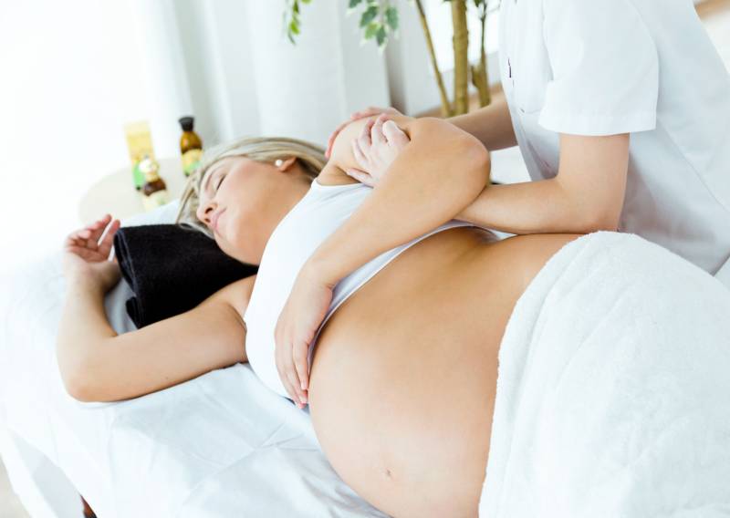 Massage femme enceinte à domicile pour apaiser les douleurs dorsales et favoriser le bien-être pendant la grossesse à Bordeaux 33000