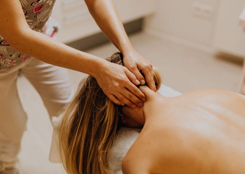 Séance de massage ayurvédique relaxant à domicile pour réduire le stress et renforcer l’énergie vitale à Bordeaux 33000